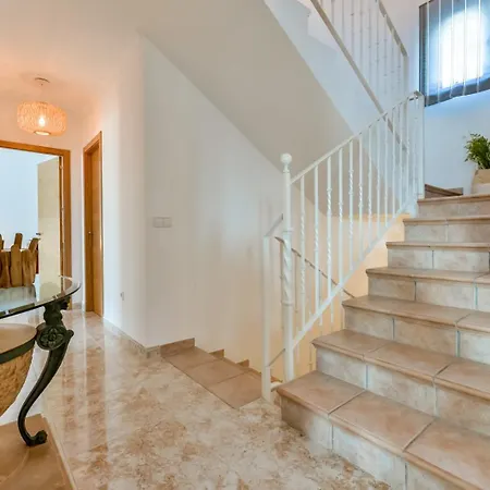 Villa Guzman - Anneida Calpe