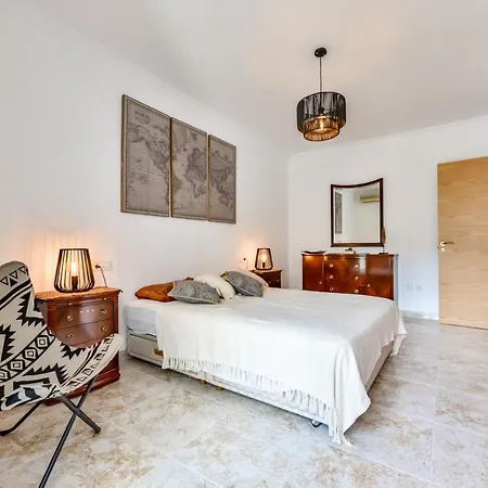 Guzman - Anneida كاليبي